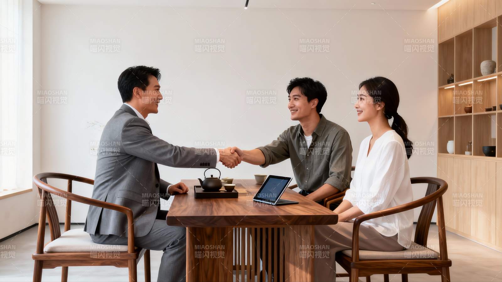 商务握手合作愉快图片