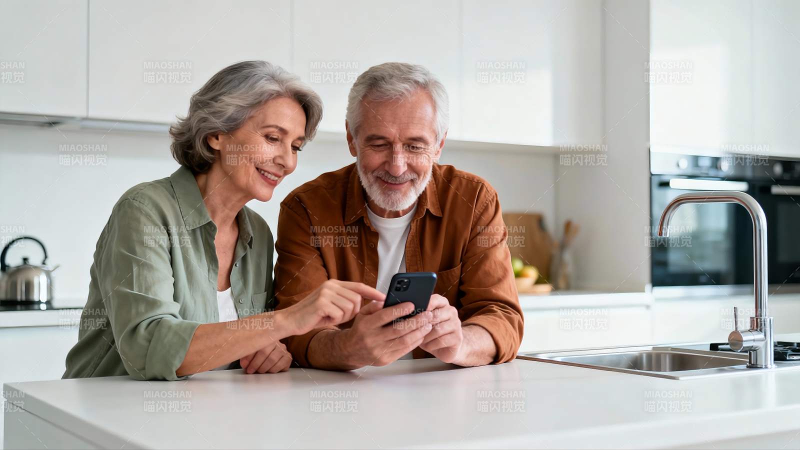 老年夫妇共看手机图片