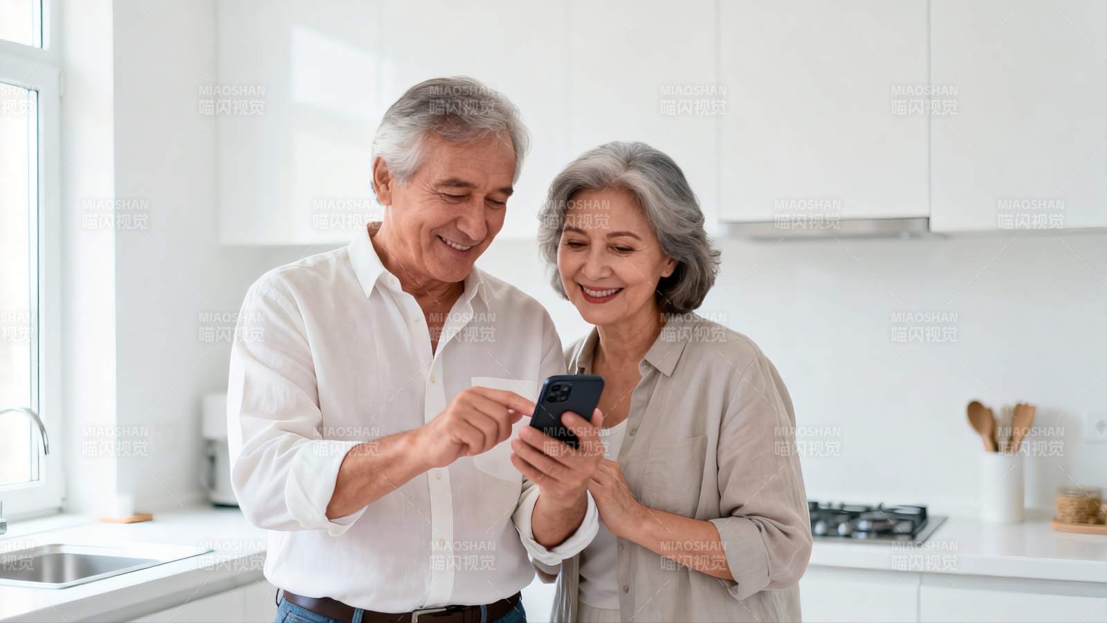 老夫妇共看手机图片
