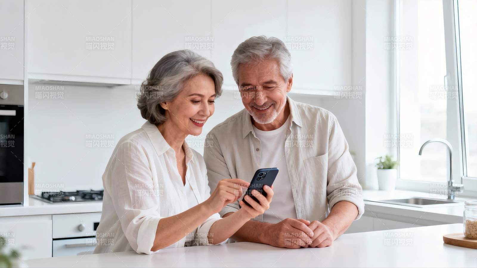 老年夫妇共赏手机图片