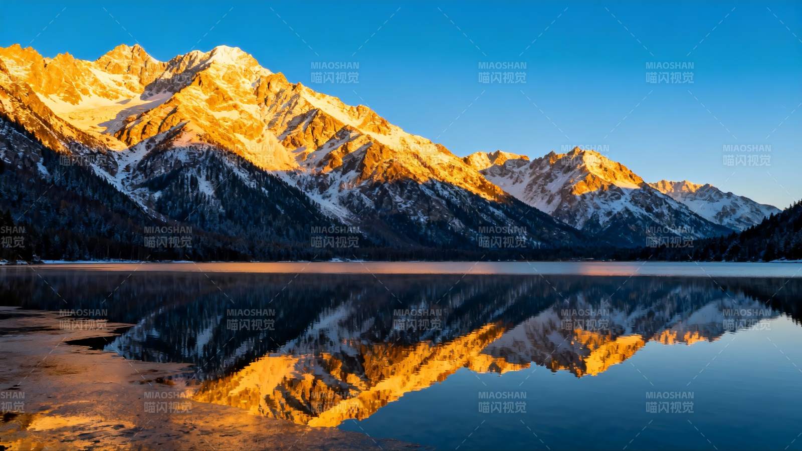 雪山倒影湖中图片