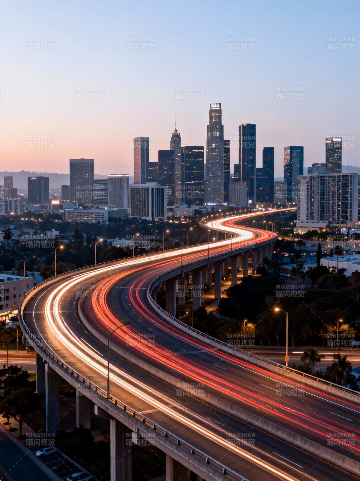 城市夜景车流光影图片