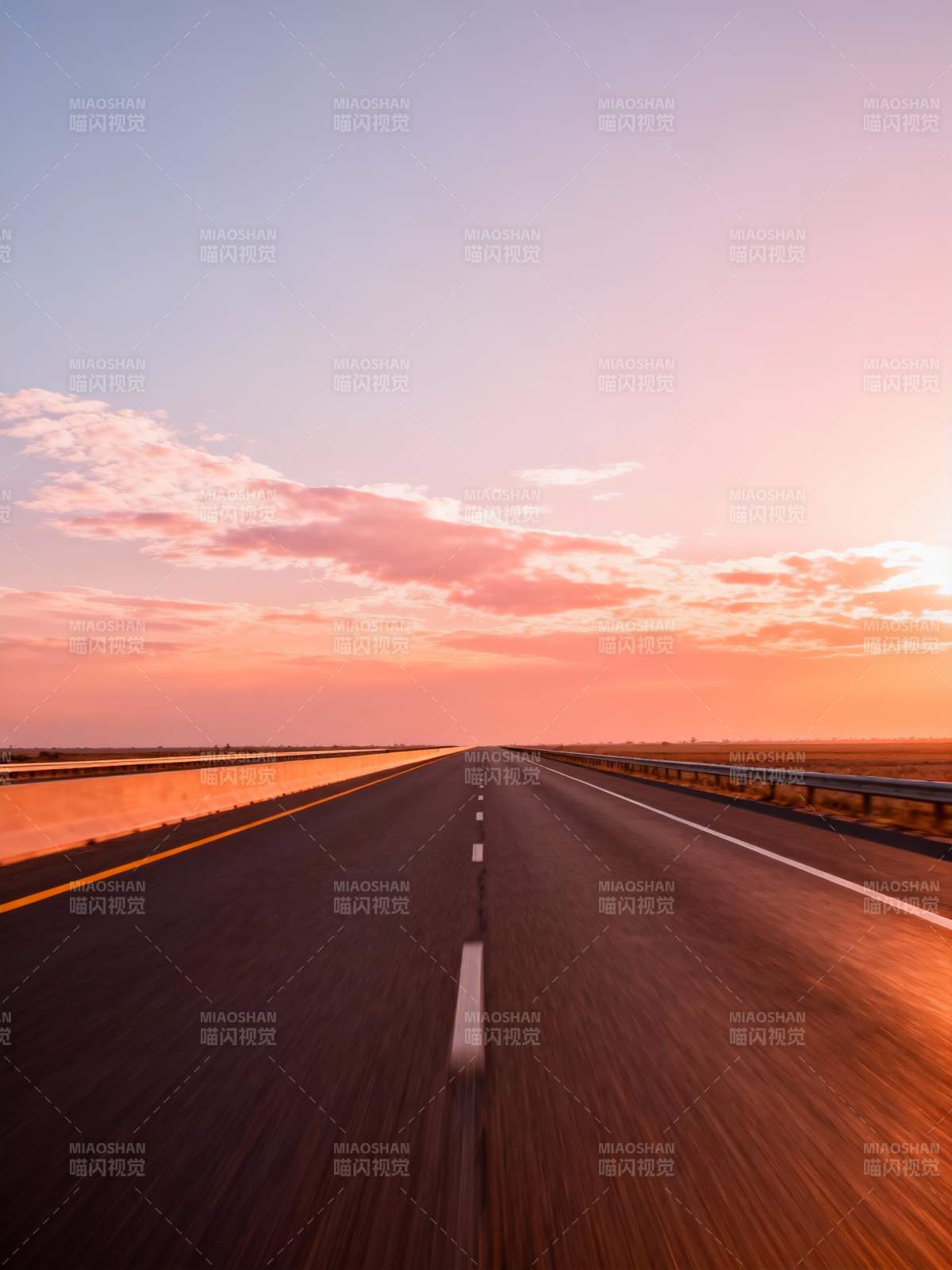 夕阳下的公路图片