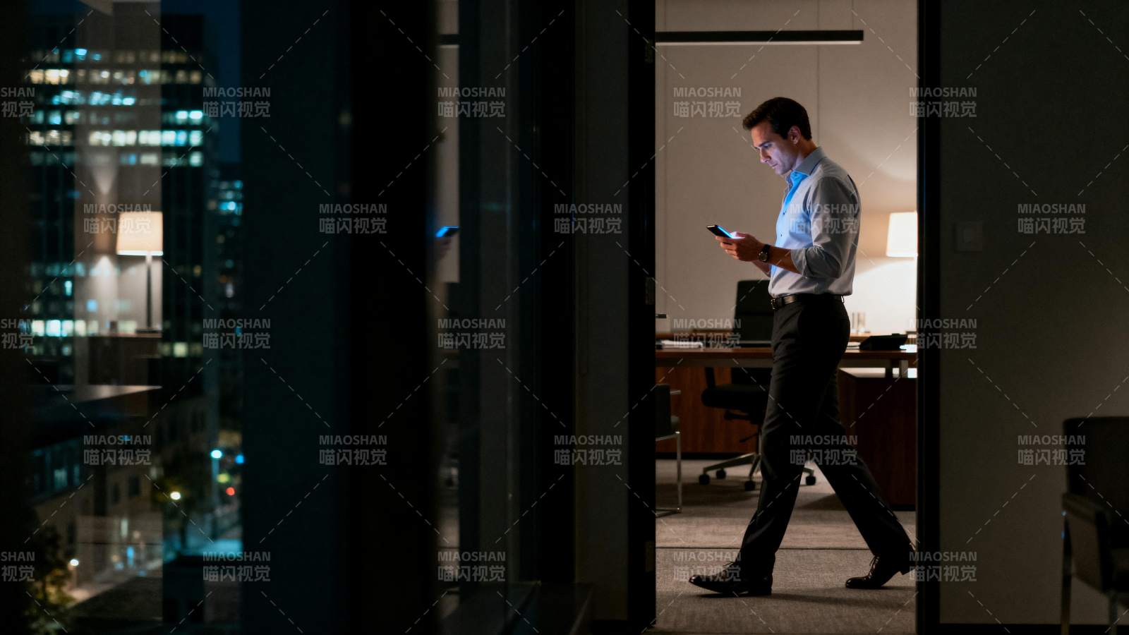 夜归的上班族图片