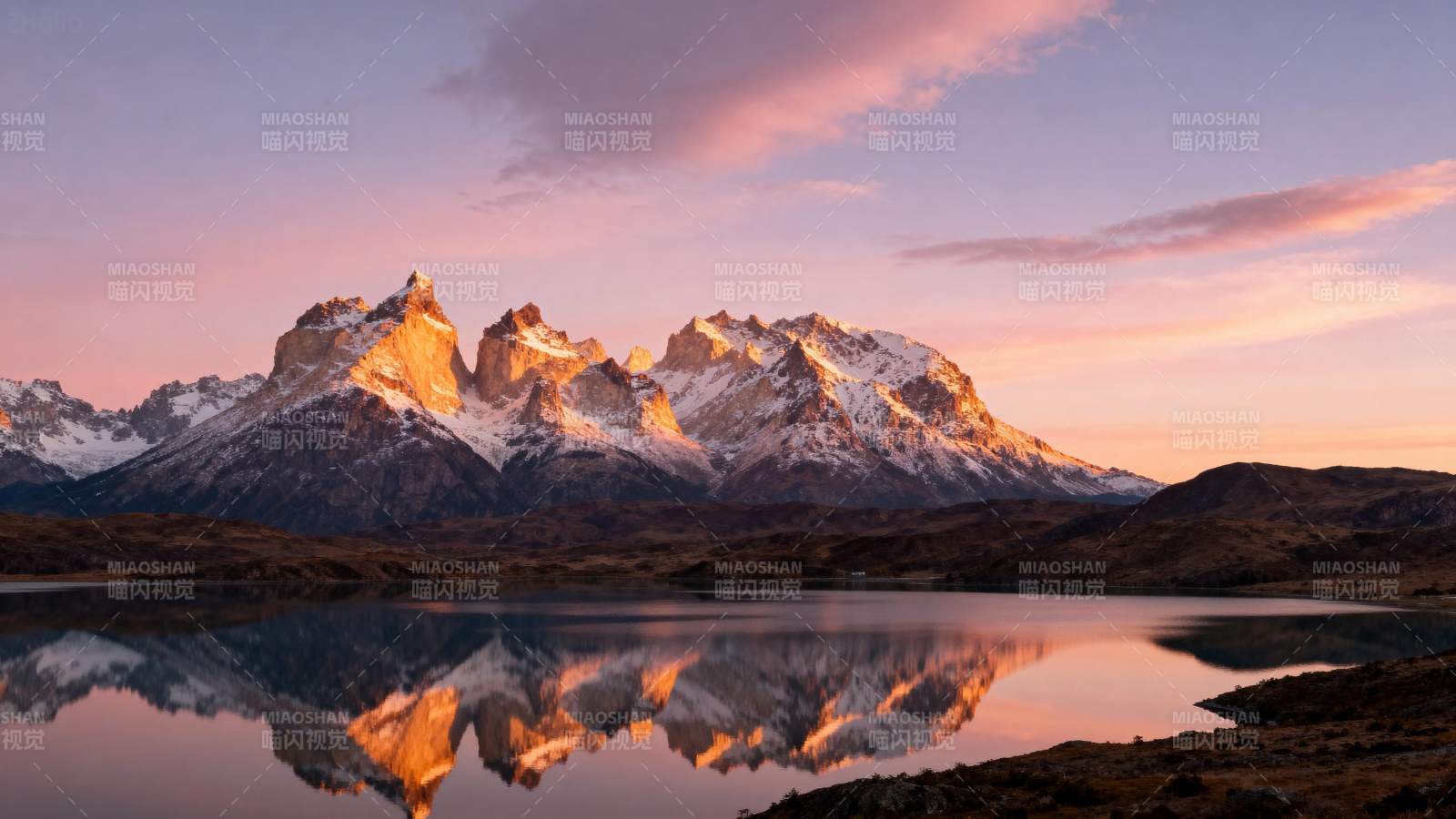 雪山倒影映晨曦图片