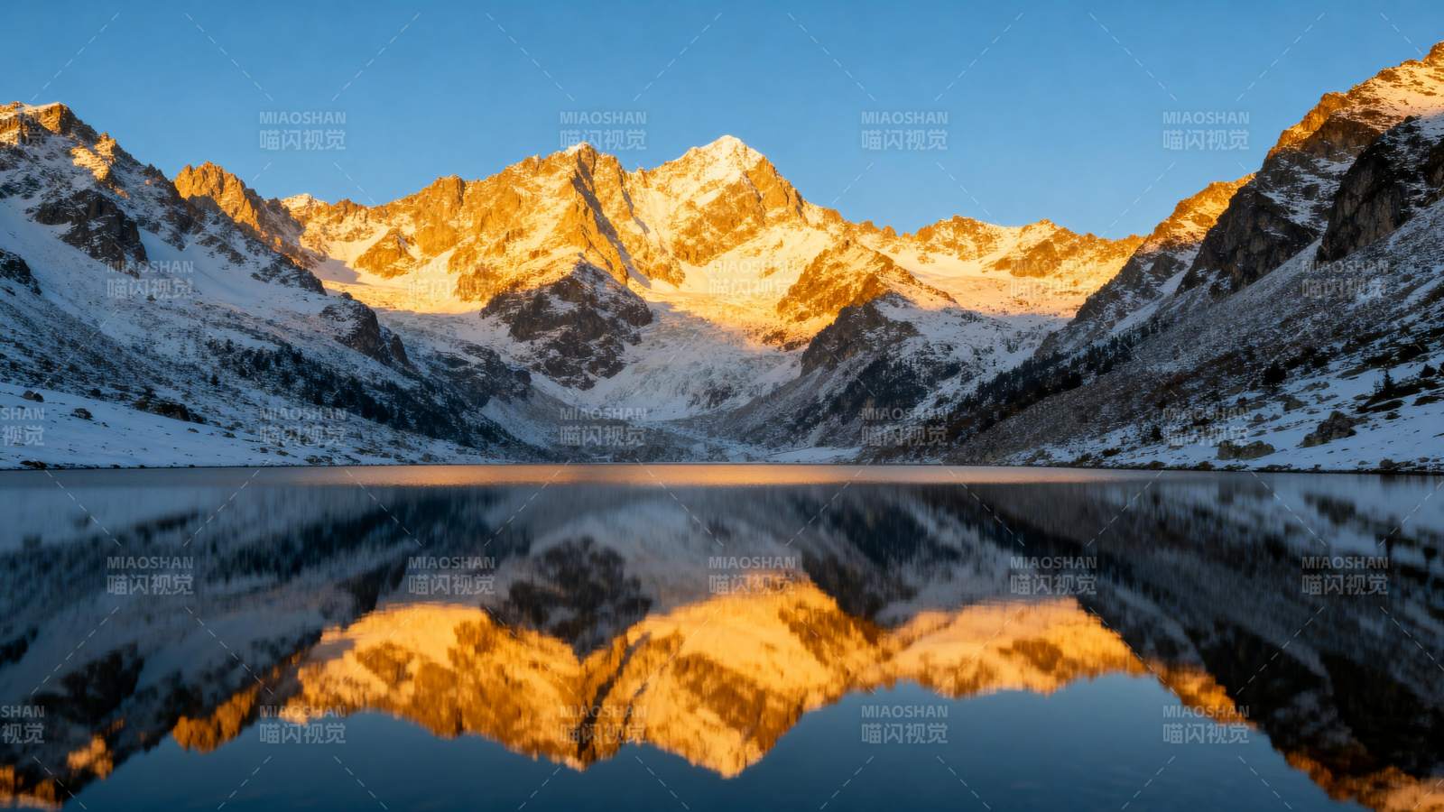 雪山倒影湖中图片