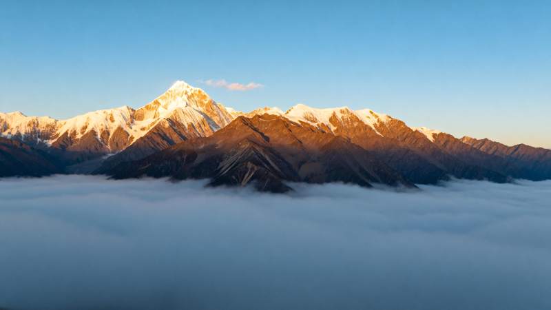 雪山云海晨光图片