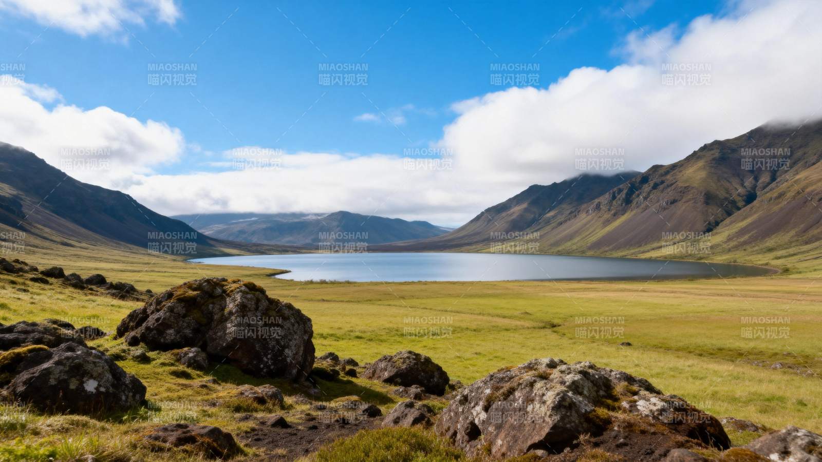 高山湖畔风光图片