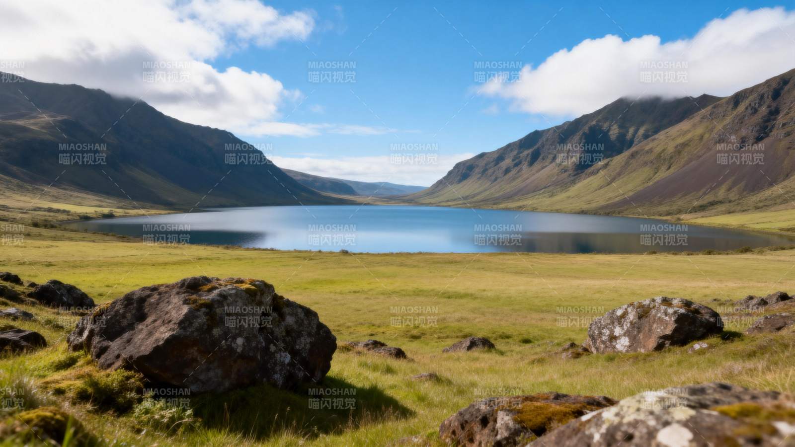 高山湖畔风光图片