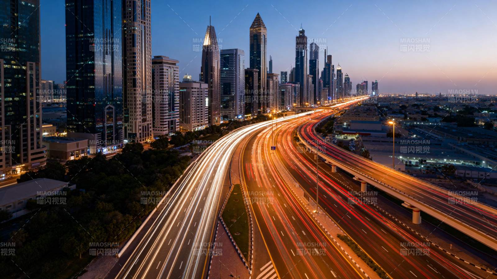 都市夜景车流图片