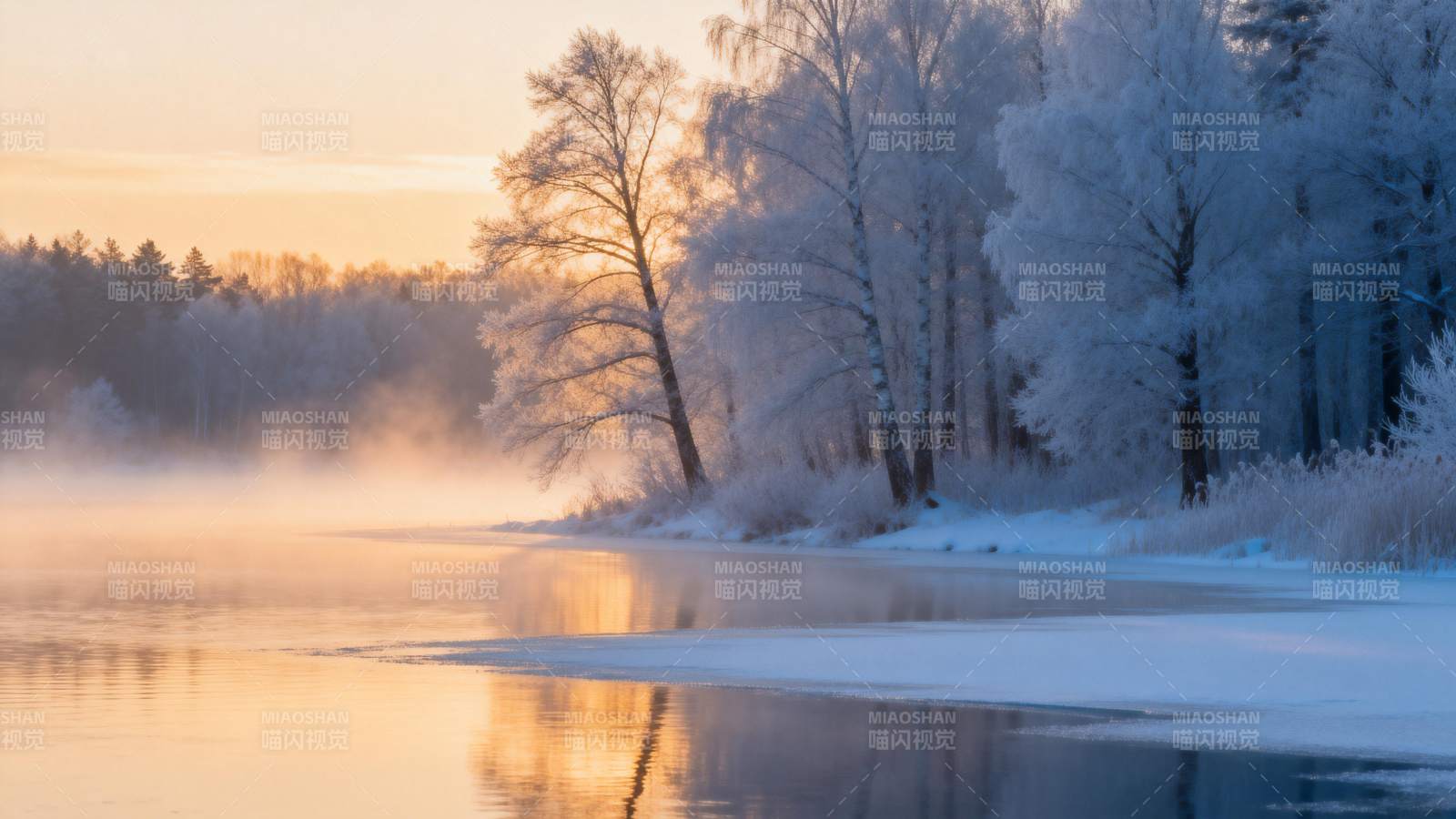 冬晨湖畔雾凇美景图片
