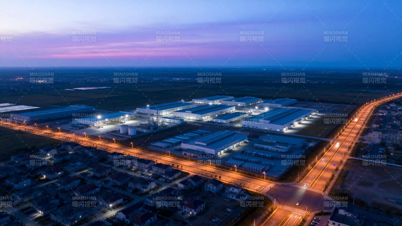 夜幕下的工业区图片