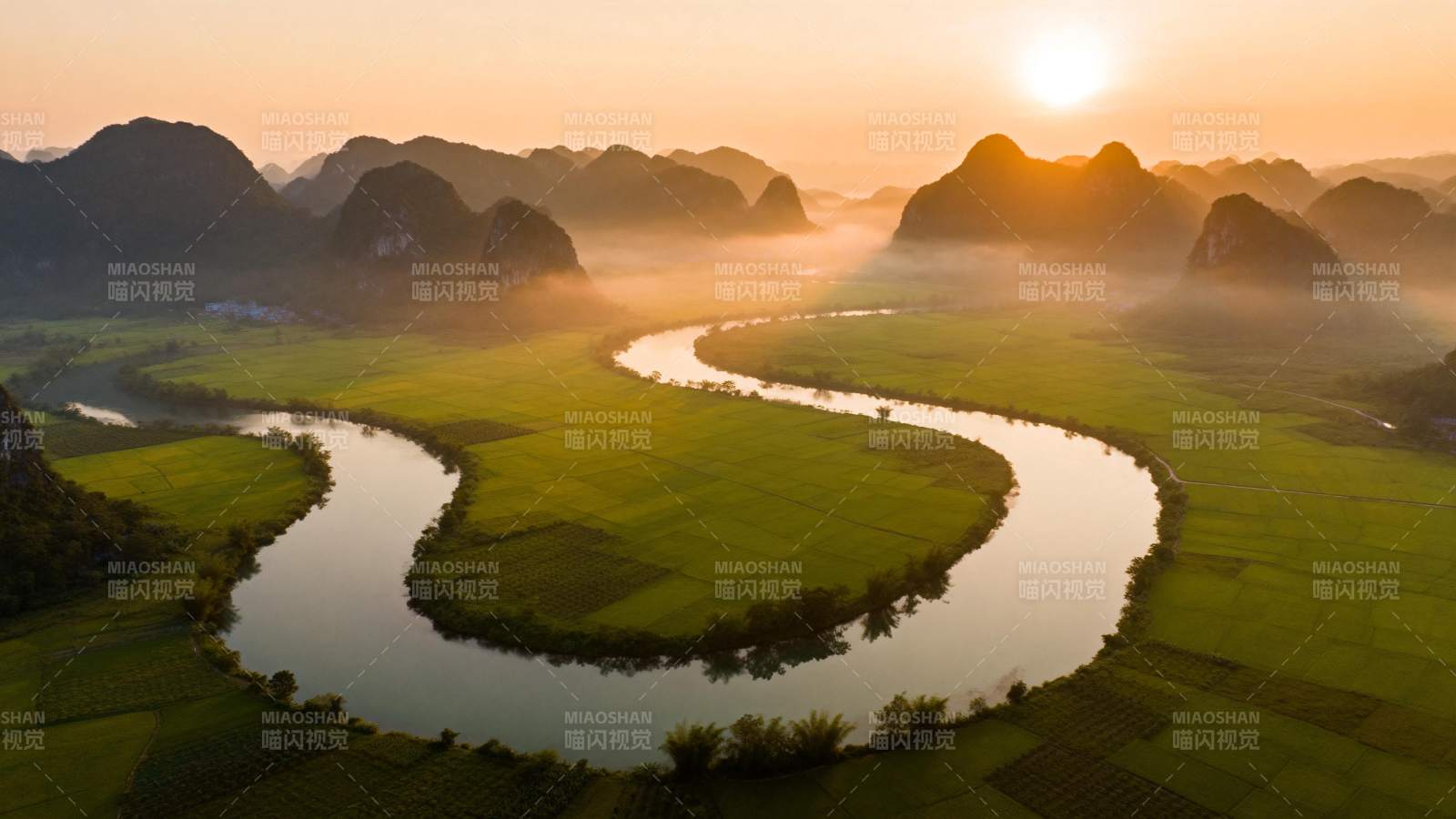 晨曦河湾美景图片