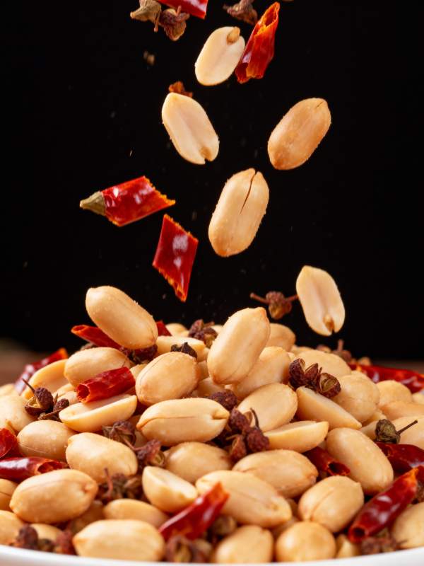 麻辣花生飘落图片