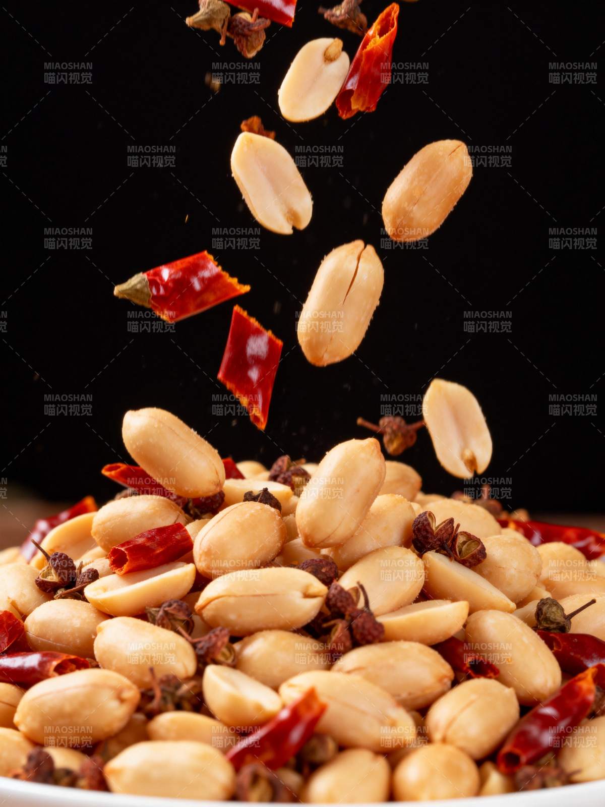 麻辣花生飘落图片
