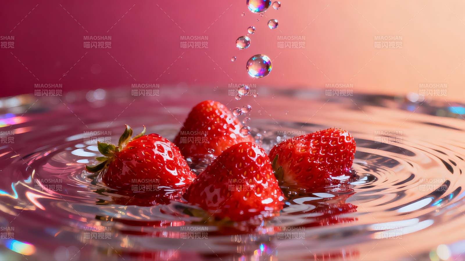 草莓水滴涟漪图片
