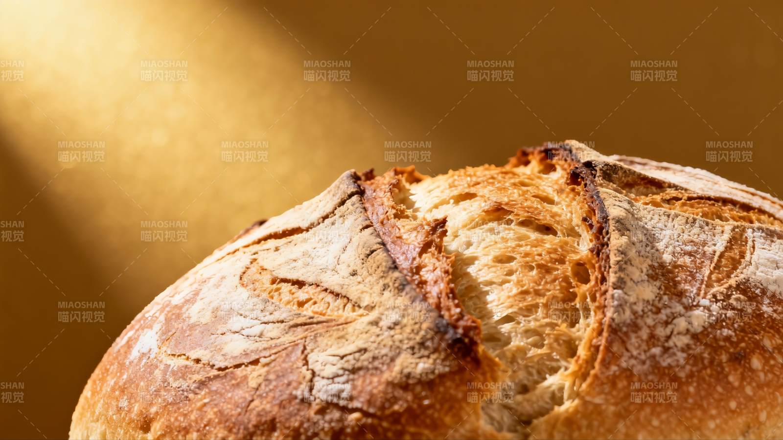金黄酥脆的面包图片