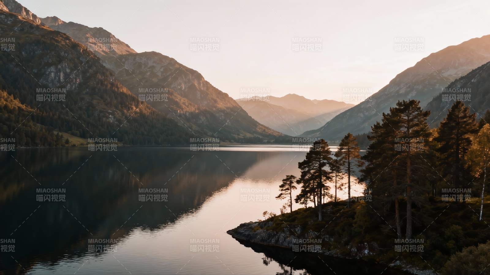 湖光山色映晚霞图片