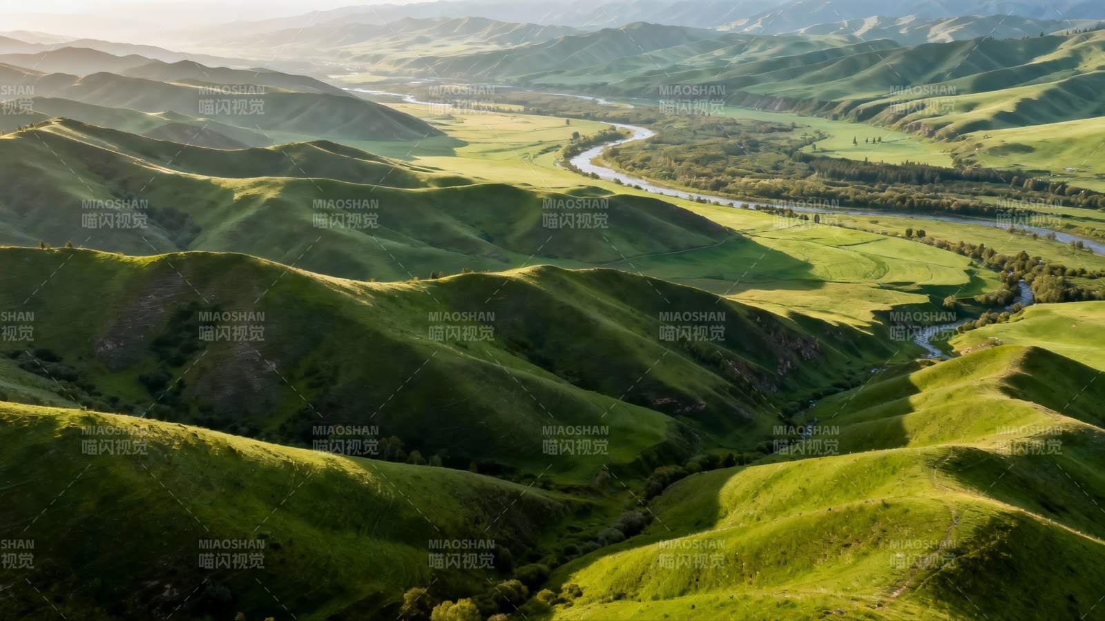 绿野蜿蜒河谷图片