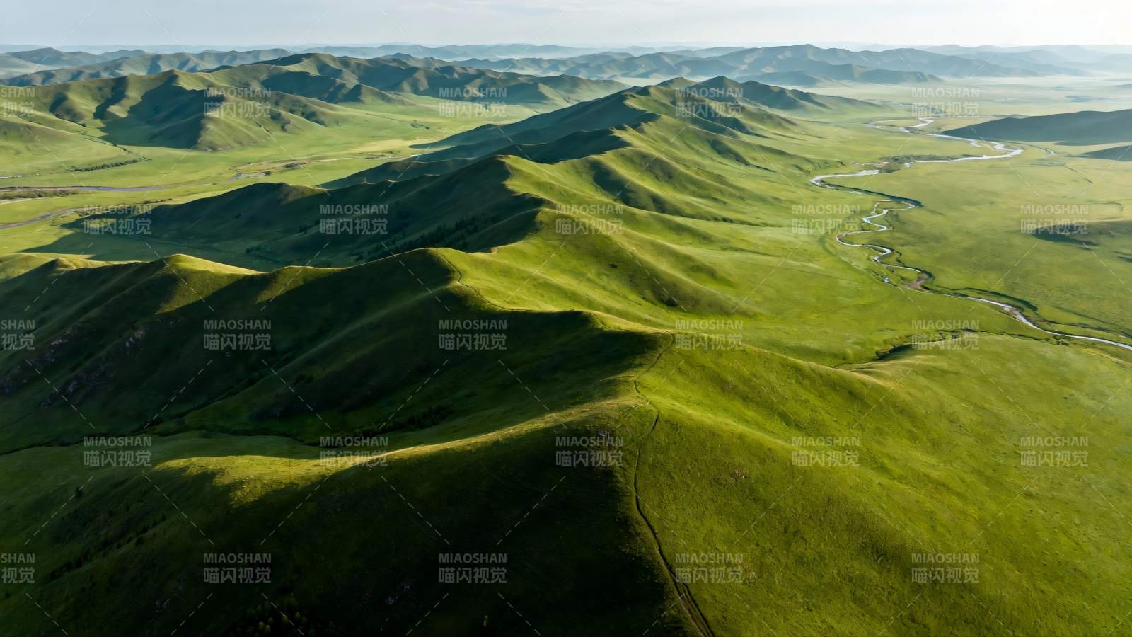绿野连绵山峦图片