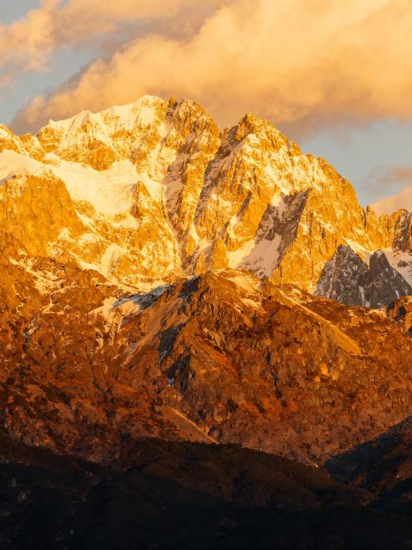 金色雪山日出图片