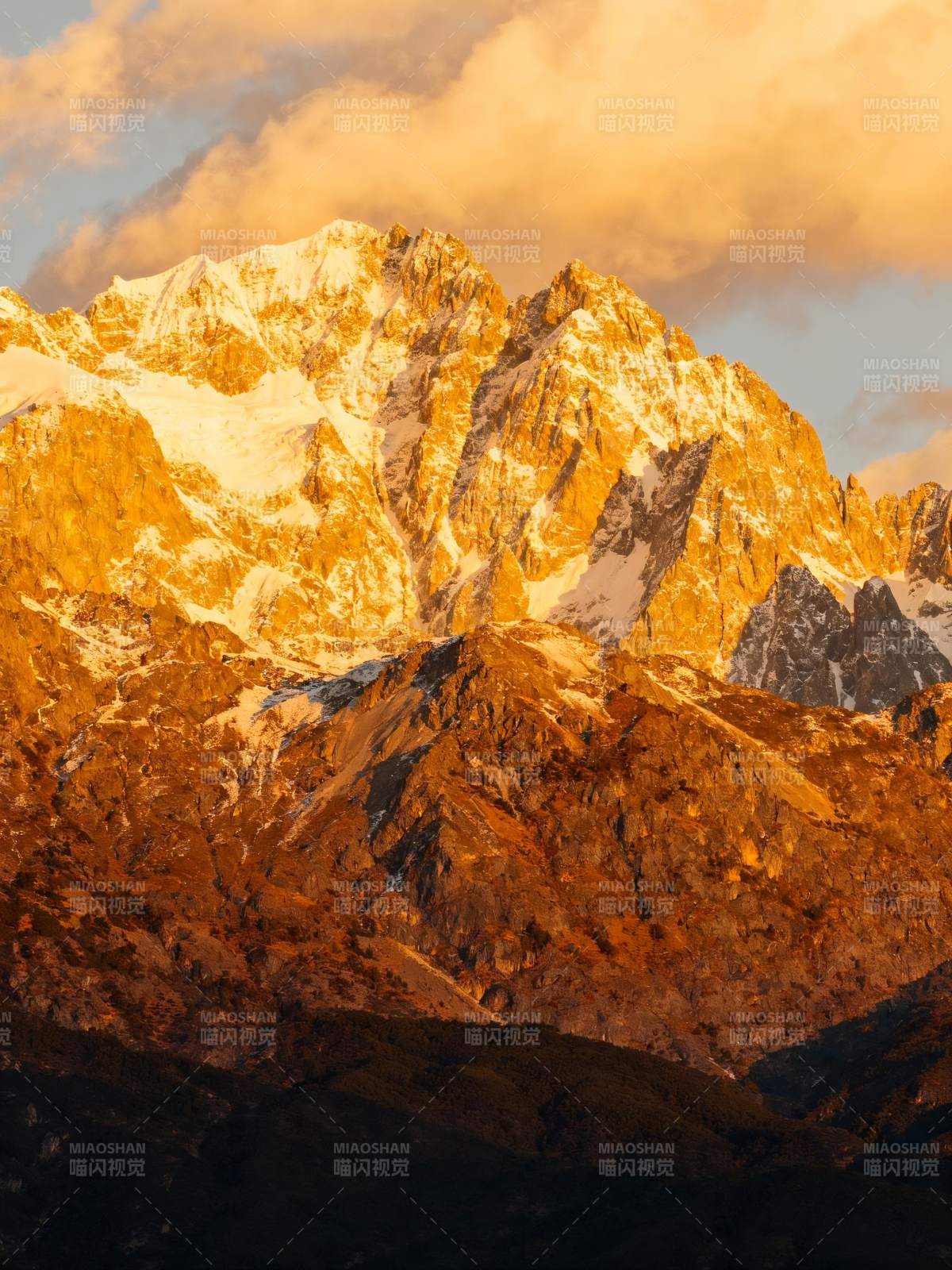 金色雪山日出图片