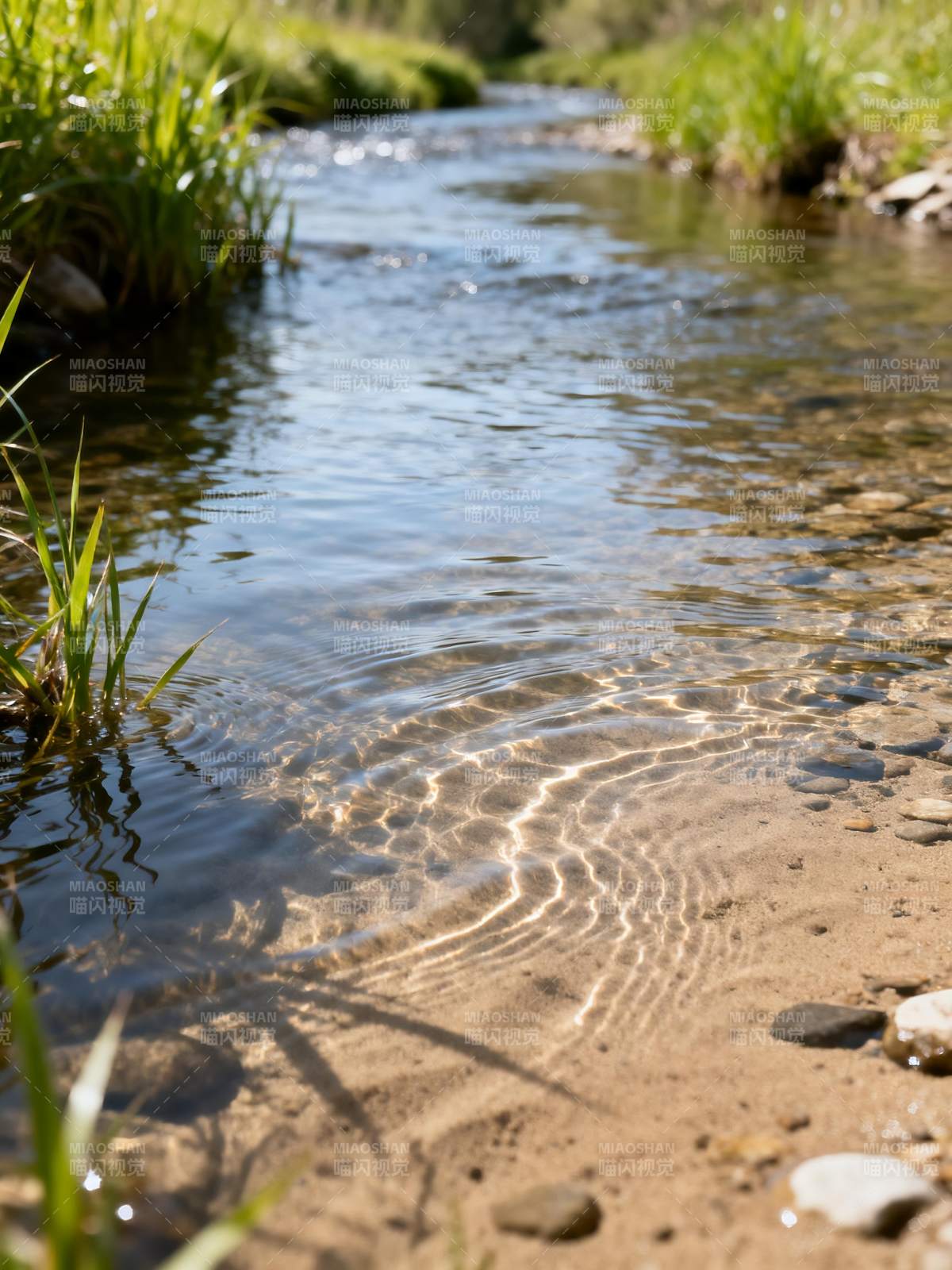 溪水潺潺流过石滩图片
