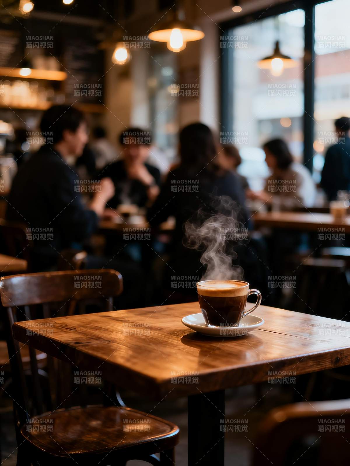咖啡馆里的热咖啡图片