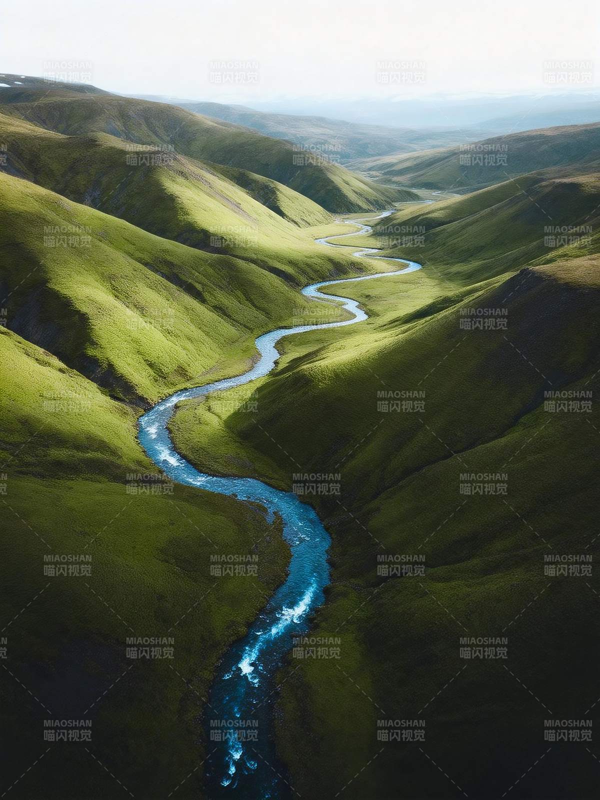 碧水蜿蜒绿谷间图片