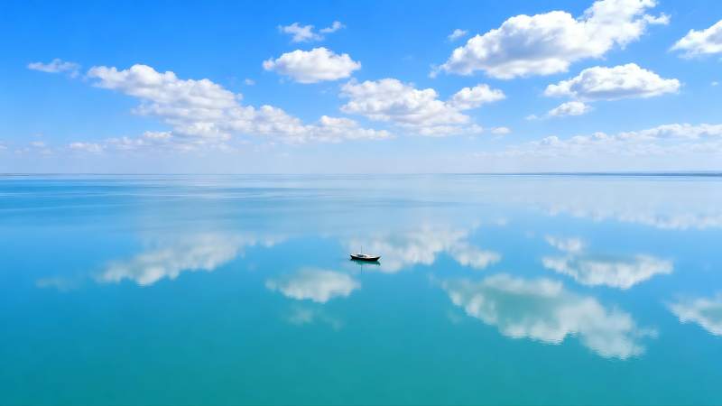 碧海蓝天 云影倒映图片