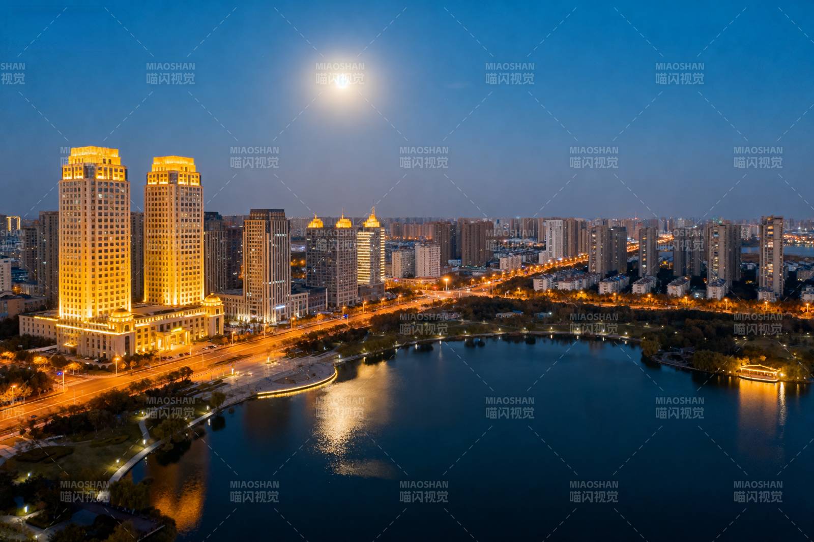 月照城市夜景图片