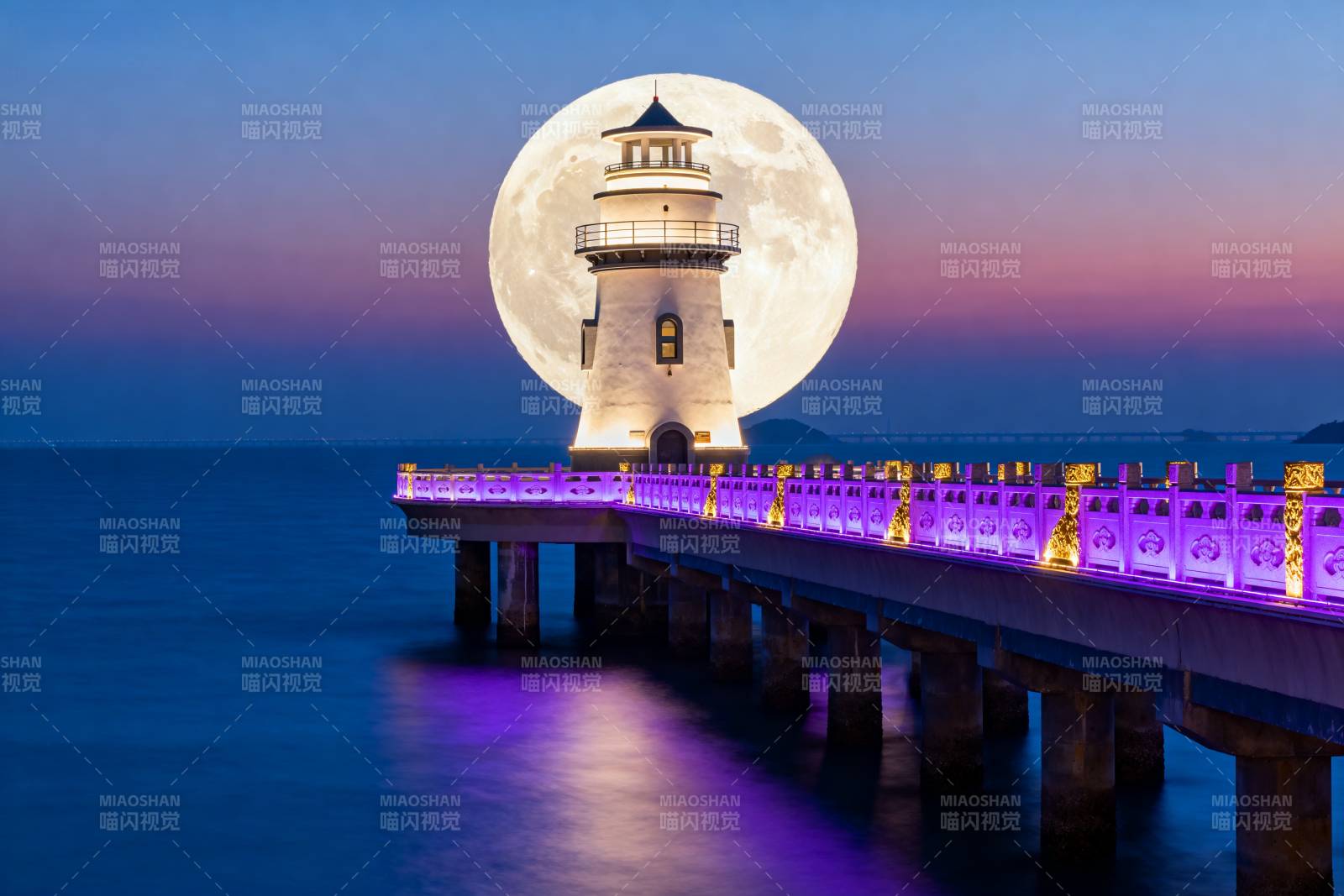 月夜灯塔长桥图片