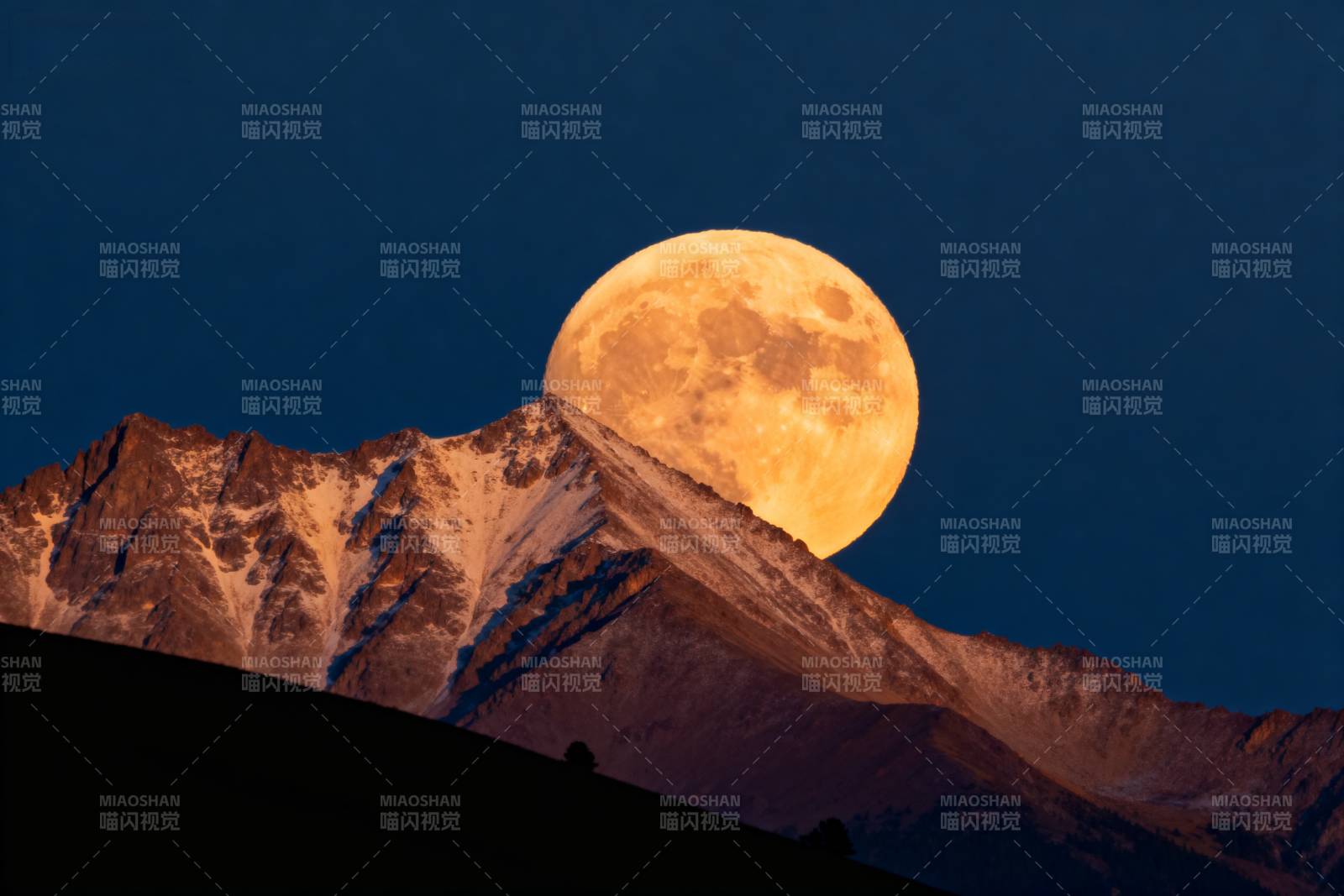 月升雪山图片