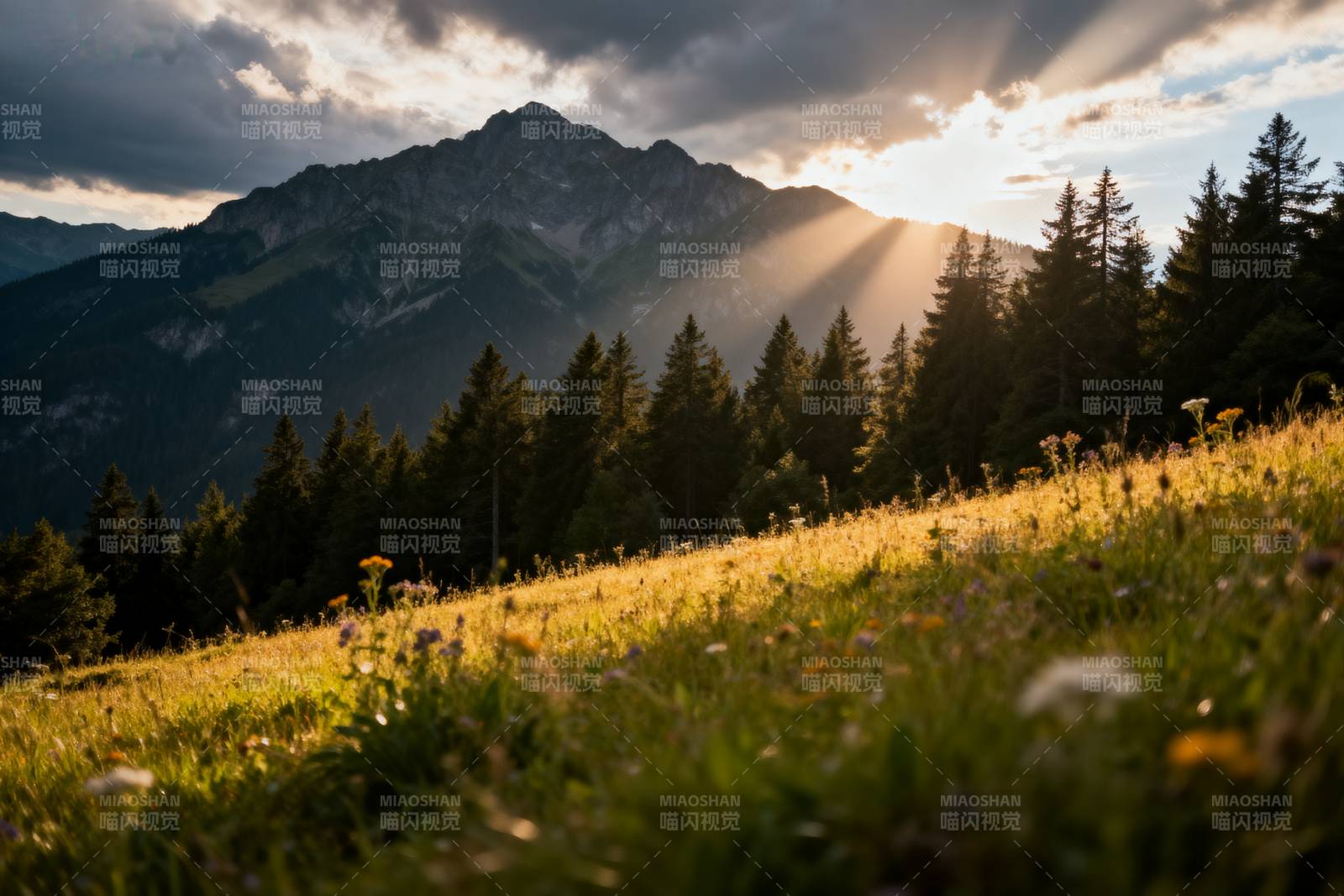 山间晨光破云图片
