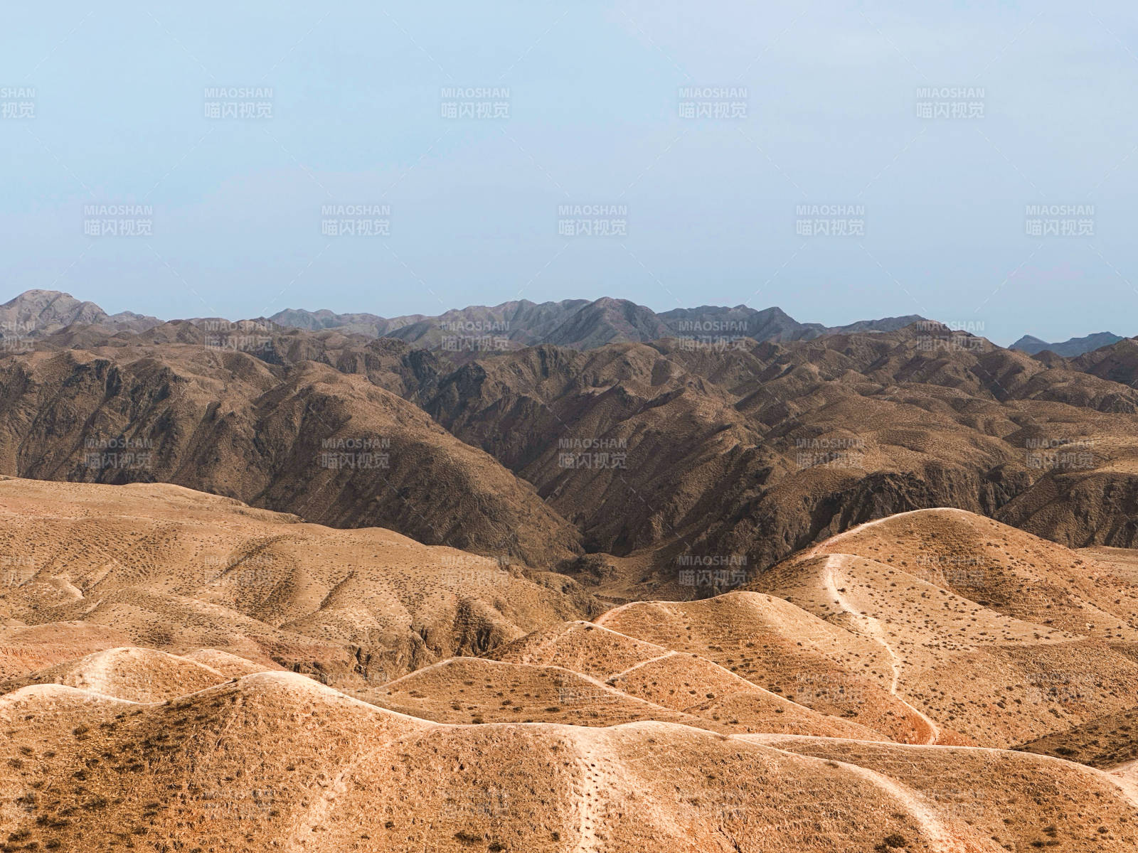 荒漠山峦起伏图片