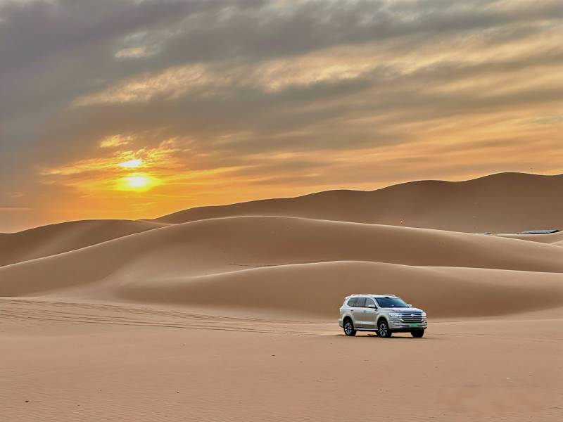 腾格里沙漠日落行车图图片