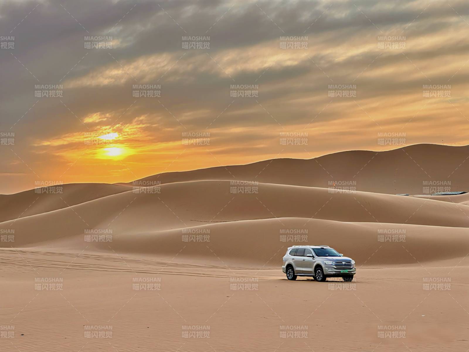 腾格里沙漠日落行车图图片