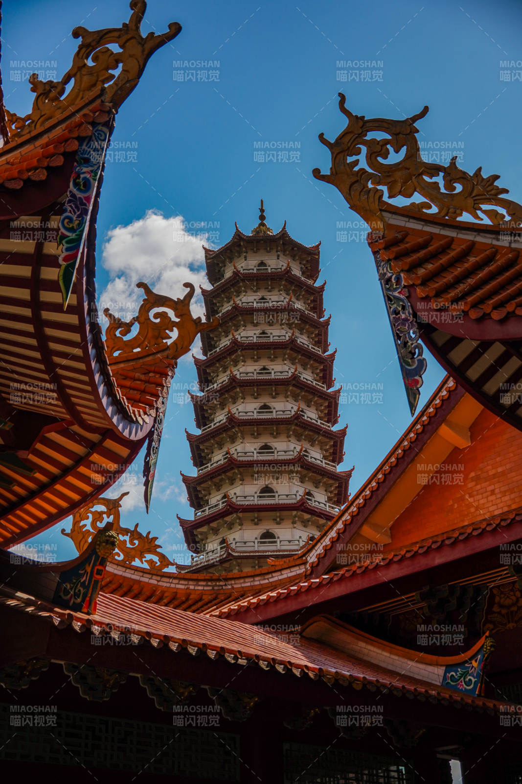 古塔飞檐映蓝天图片