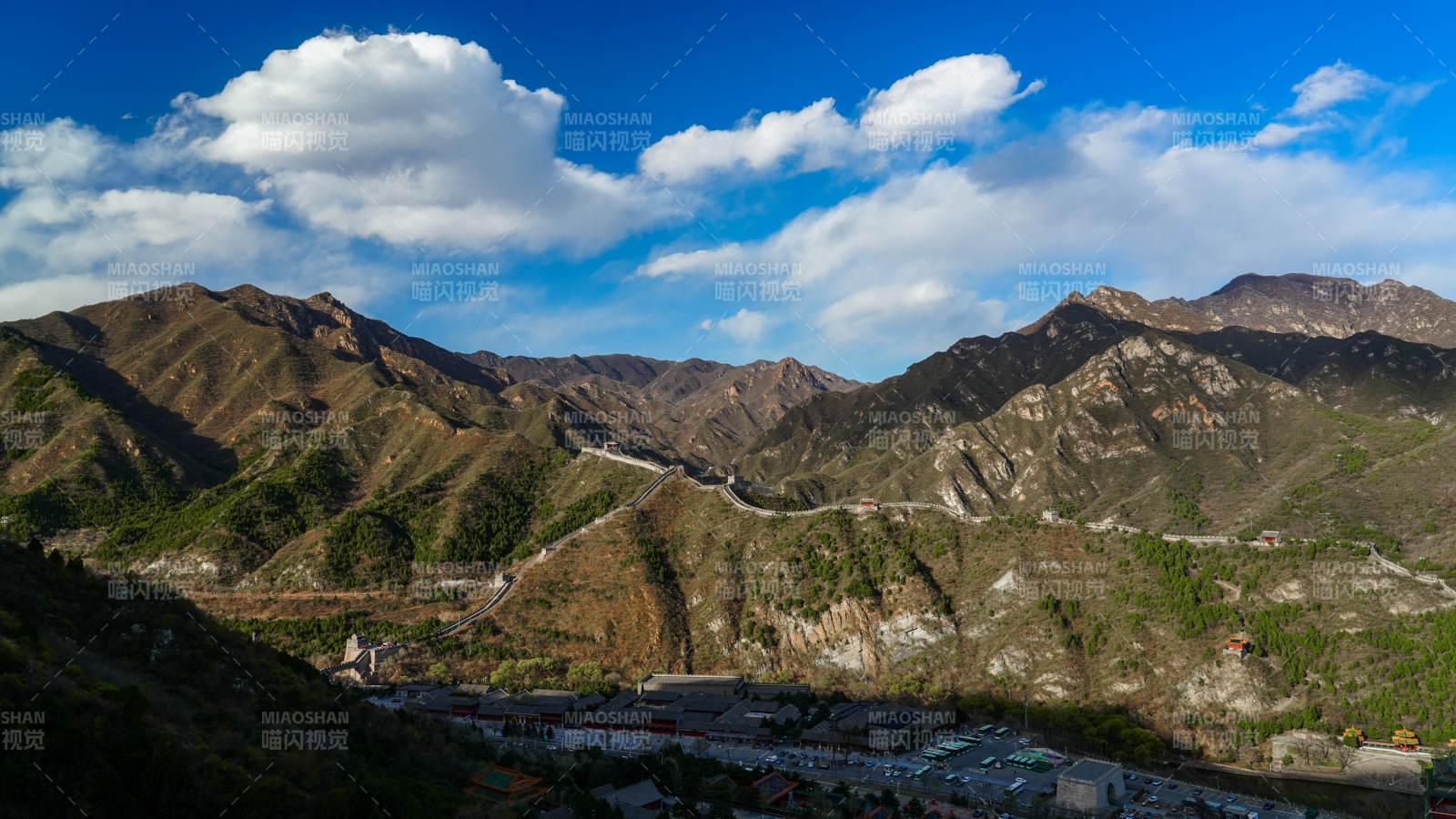 山间公路蜿蜒前行图片