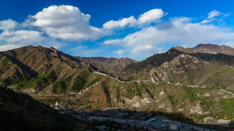 山间公路蜿蜒前行图片