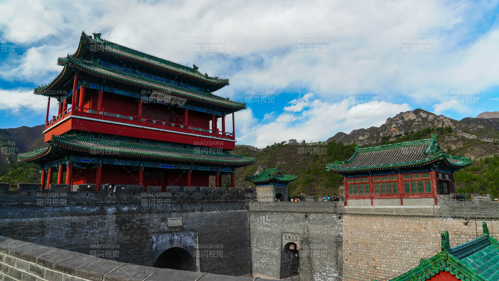 古建筑群山环绕图片