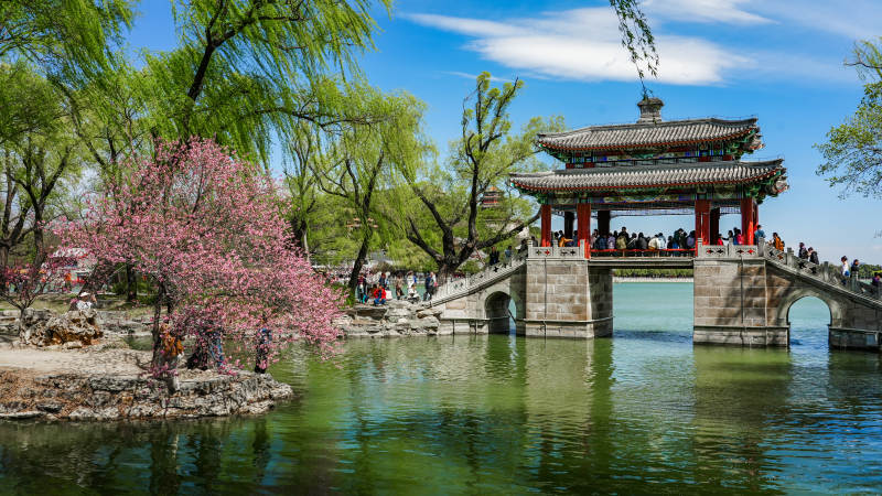 春日湖畔古桥美景图片