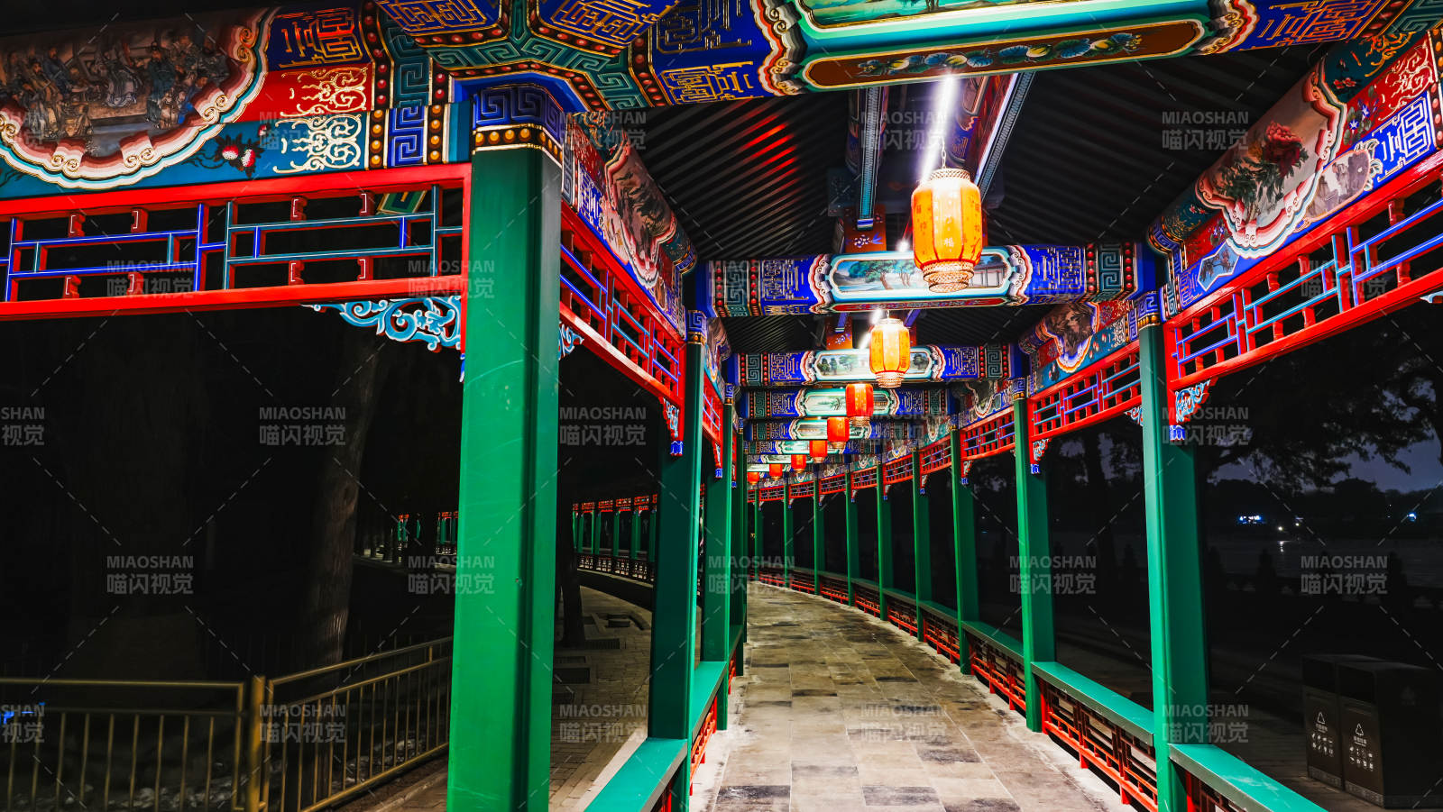 古色古香长廊夜景图片