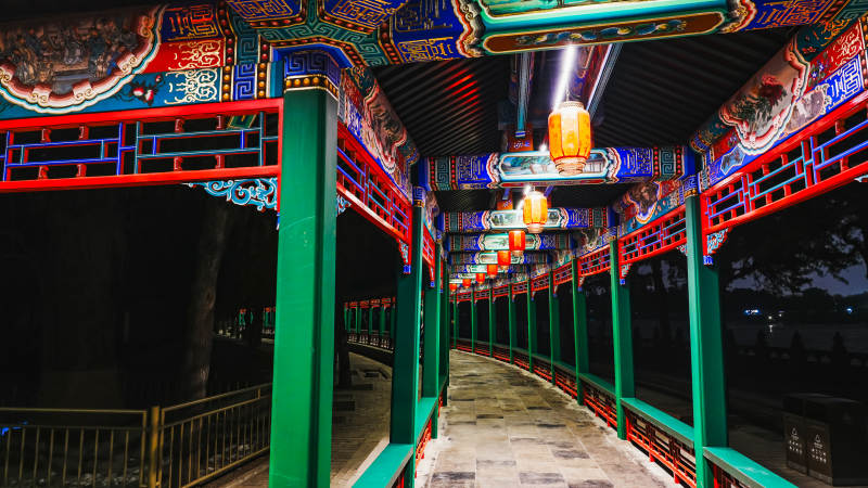 古色古香长廊夜景图片