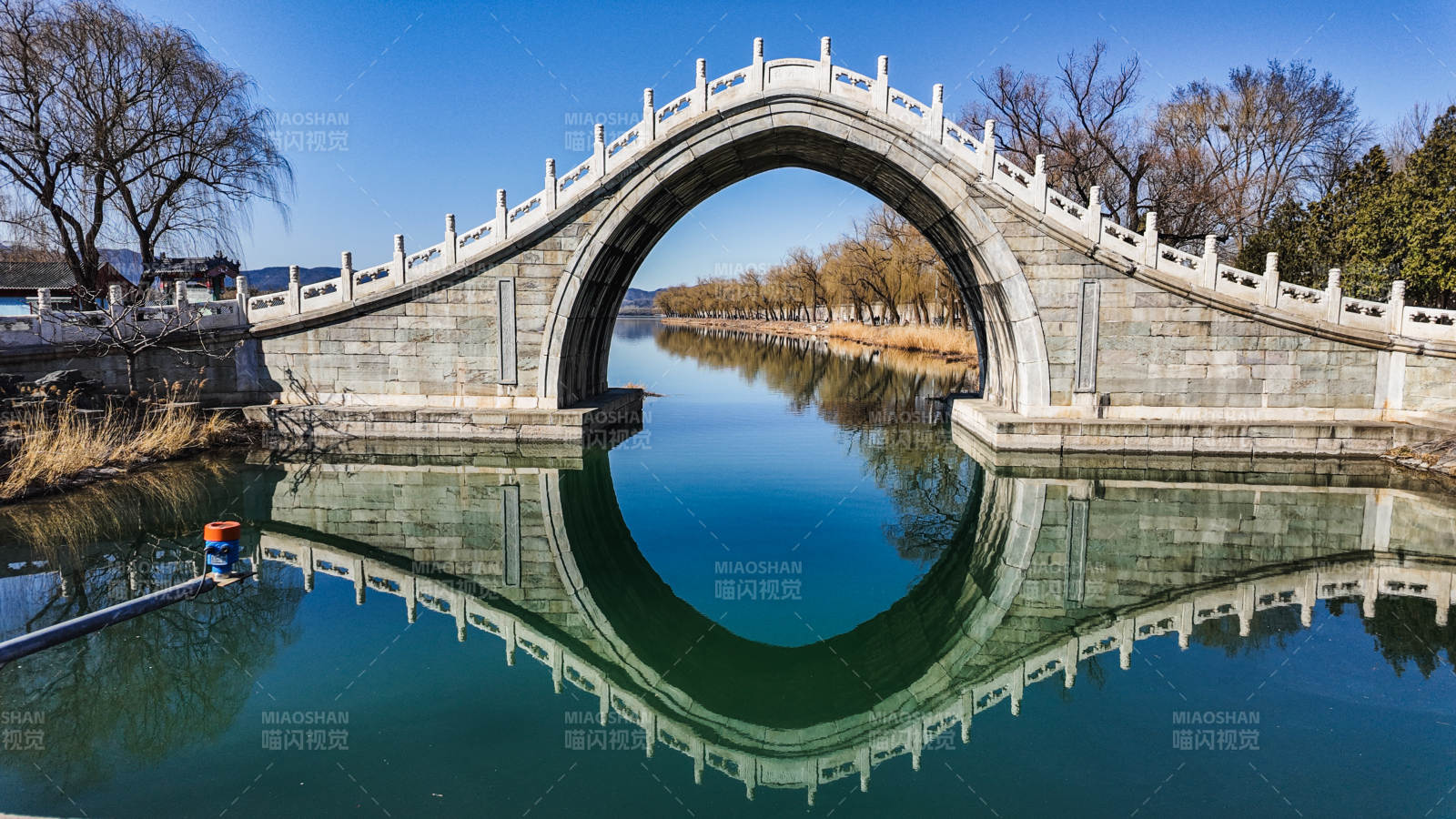 拱桥倒影如画图片