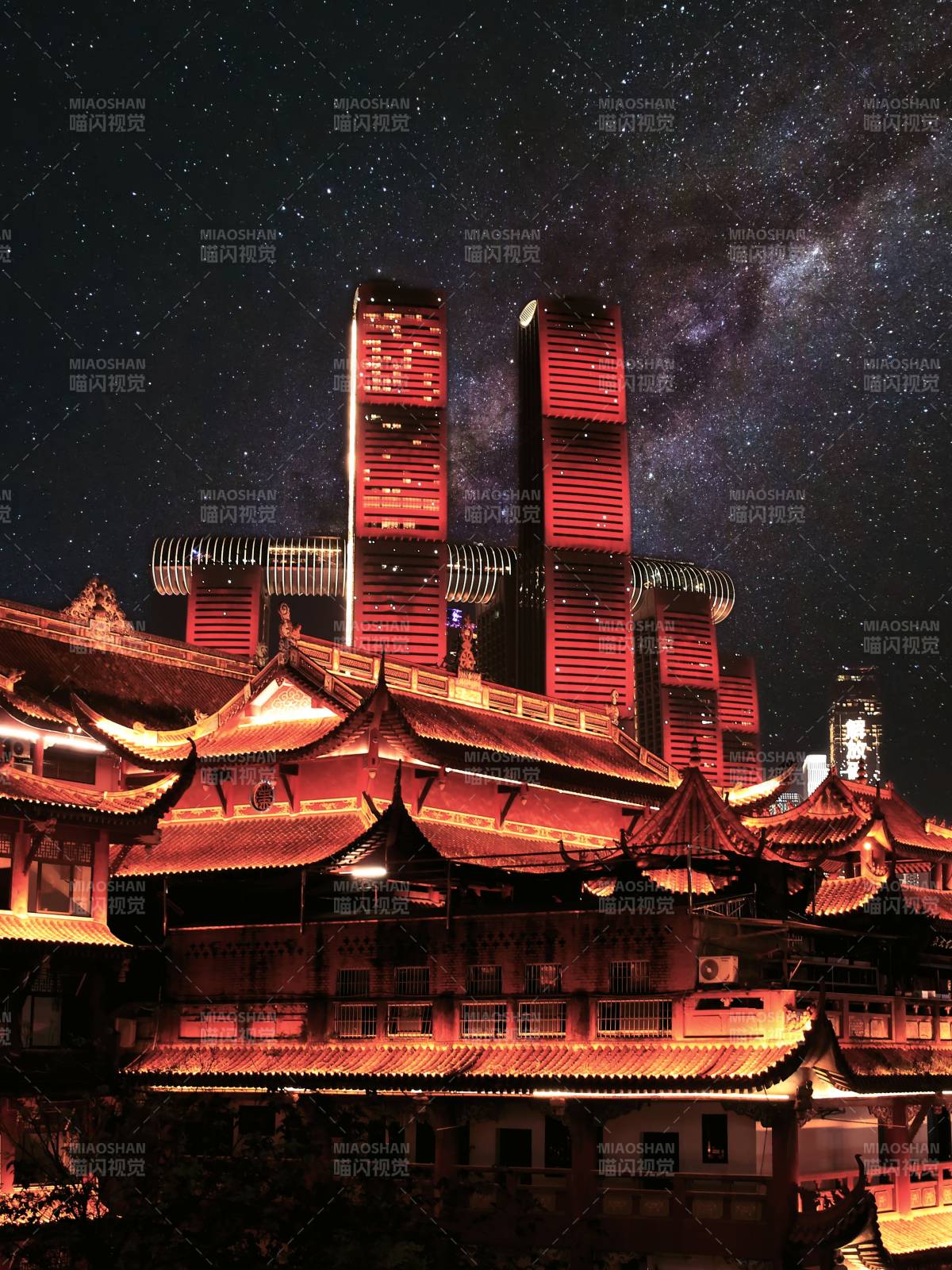 星夜古寺映高楼图片