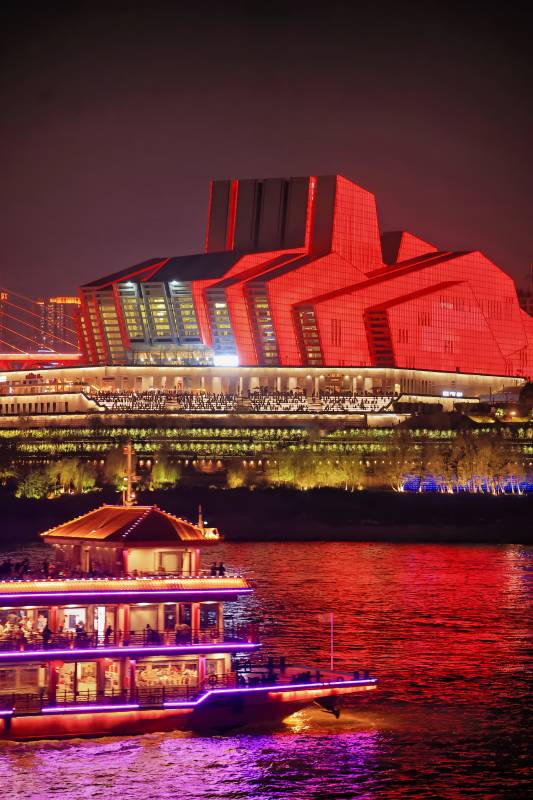 夜游江畔灯火璀璨图片