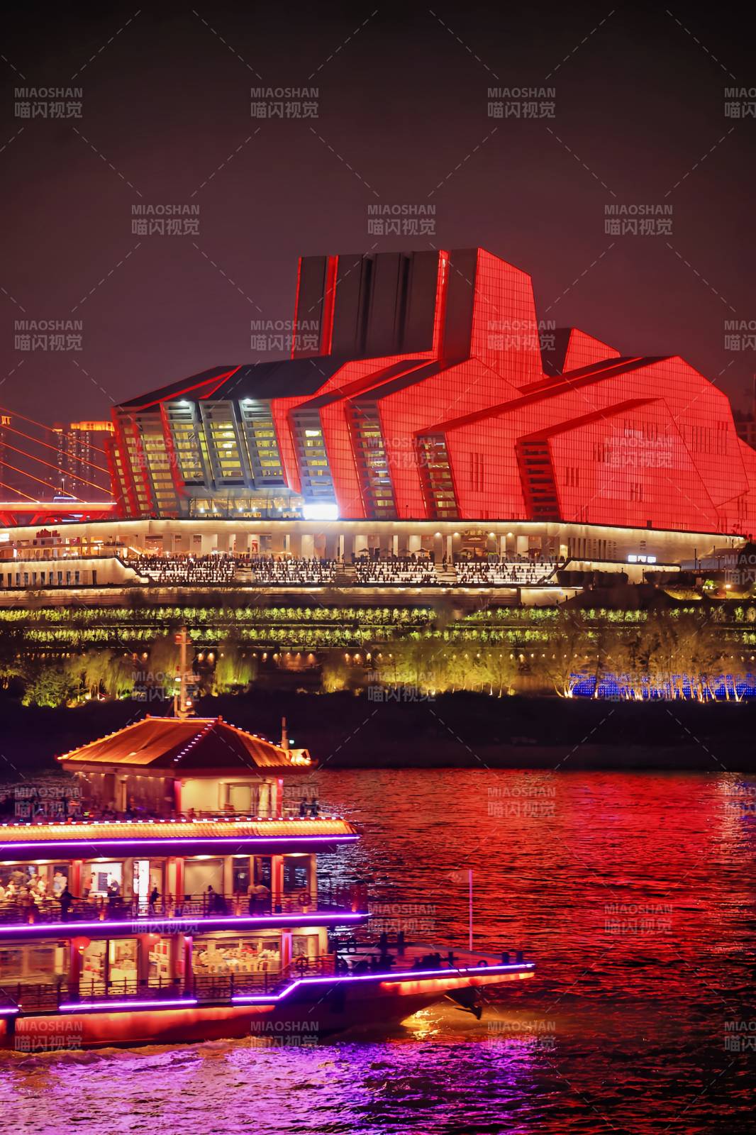 夜游江畔灯火璀璨图片