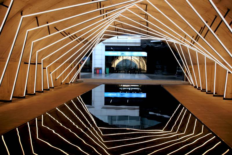 光影交错的现代建筑图片