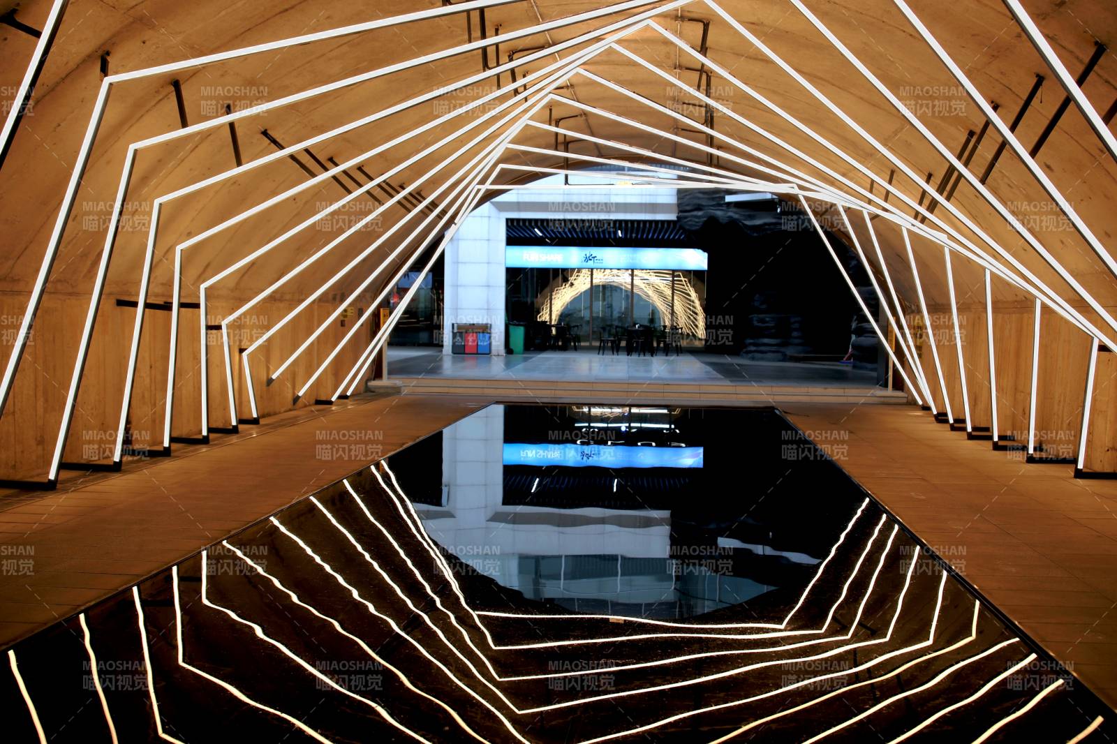 光影交错的现代建筑图片